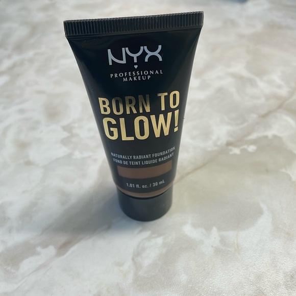 Nyx born to glow foundation - Picture 1 of 2